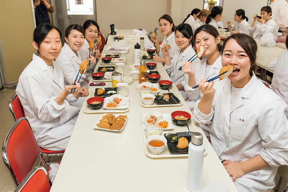 写真：笑顔で食事をする学生たちの様子
