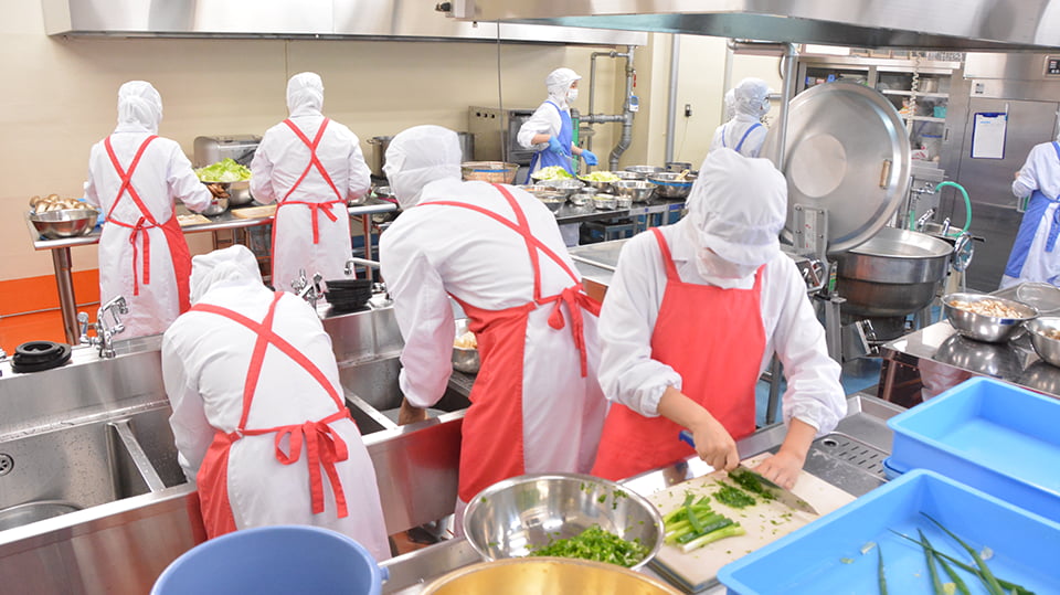 写真：調理する学生たちの様子