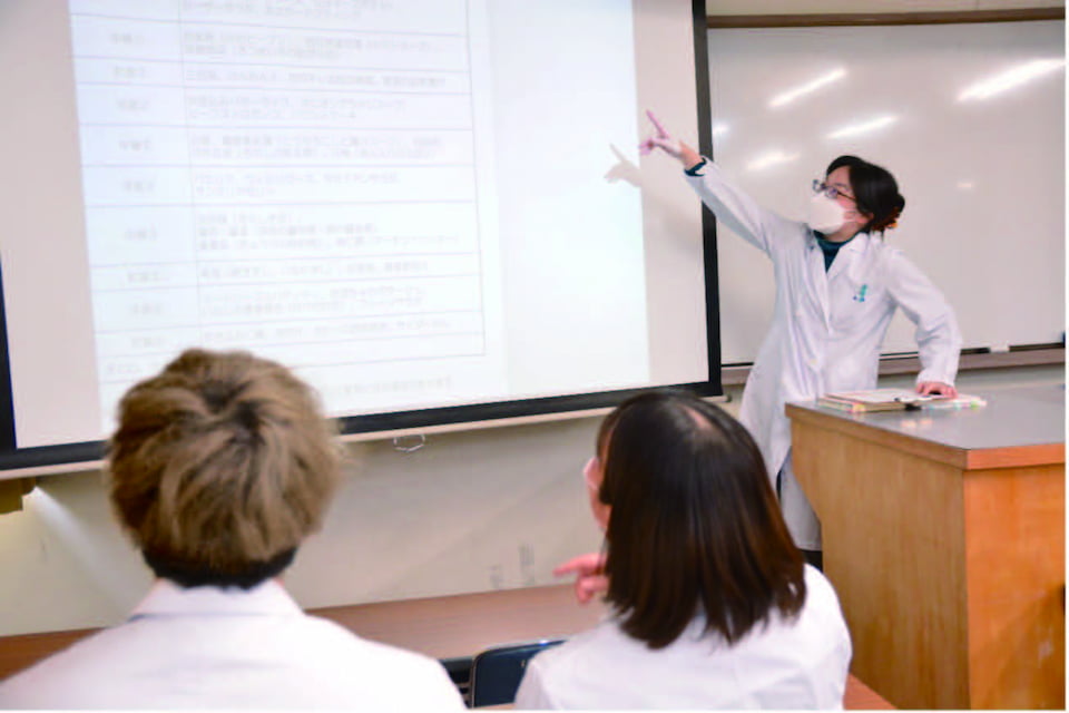 写真：調理学実習Ⅱの様子