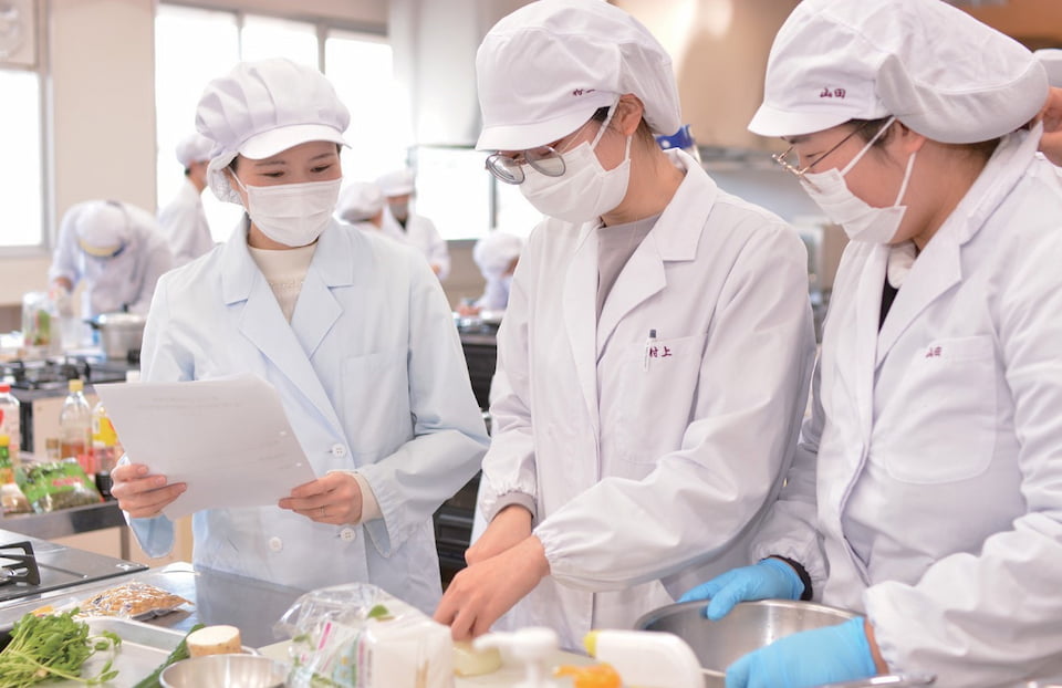 写真：応用栄養学実習の様子