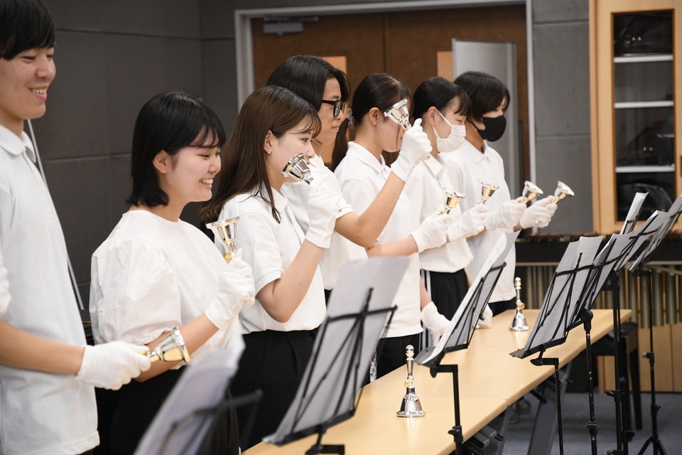 写真：教育相談。生徒がそれぞれの役に扮してカウンセリングの基礎的な演習をしている様子