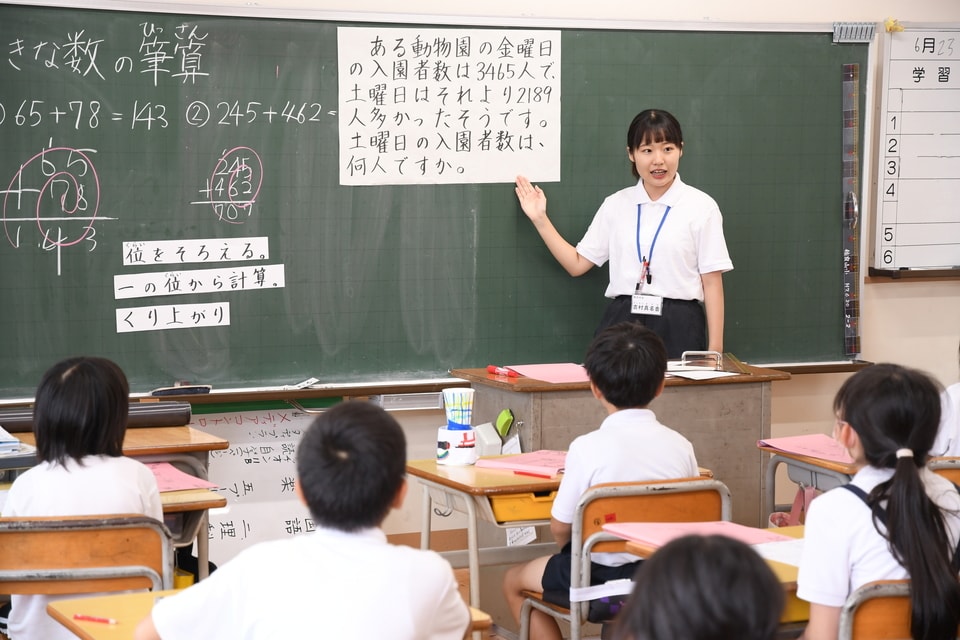 写真：教職実践演習。小学校での授業の様子