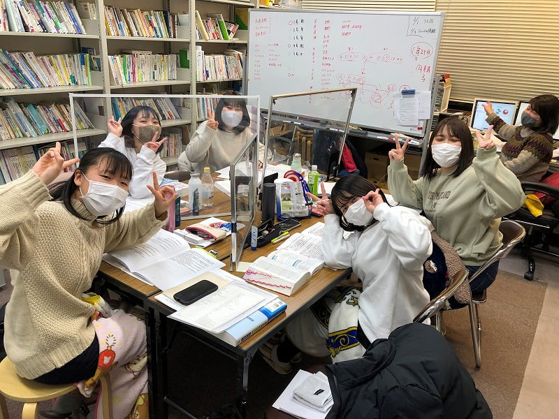 写真：グループでピースサインをしている学生たち