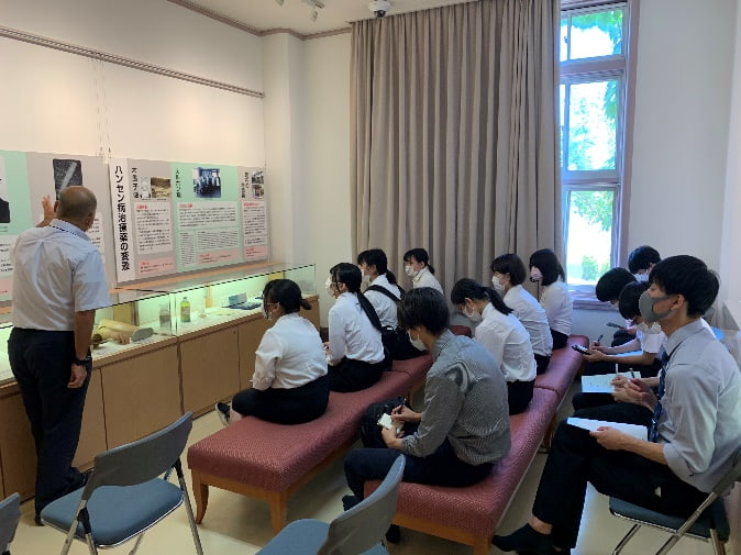 写真：説明を受ける学生たちの様子