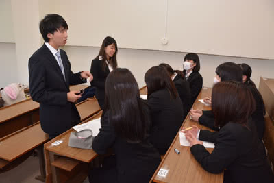 先輩の話を聞く下級生たち