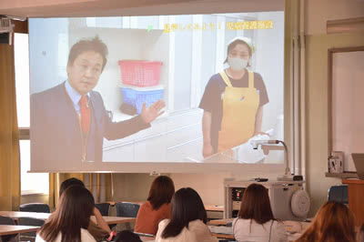 動画を見る学生たち