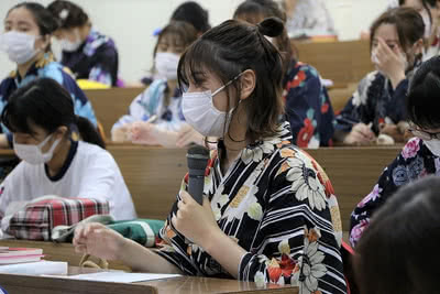 質問をする学生の様子