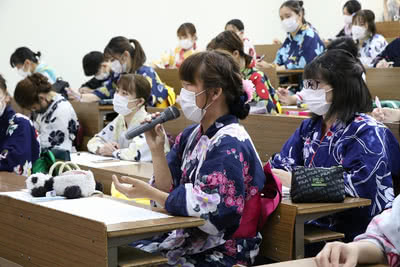 質問をする学生の様子