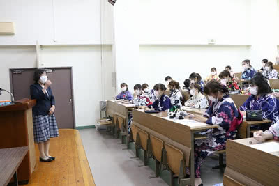 講義をする有富先生と受講する学生の全体写真