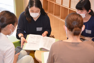 先輩の日誌を見せてもらっている様子