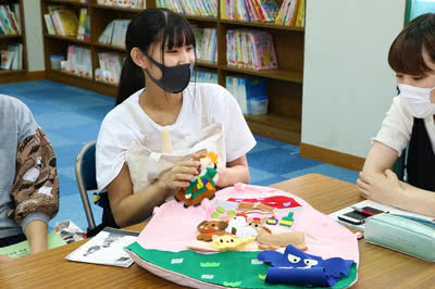実習で使用したエプロンシアターを見せる2年生の様子