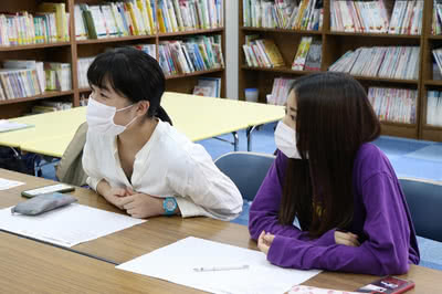 先輩の話を聞く1年生の様子