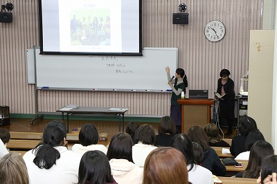 講義をする岡野先生の様子