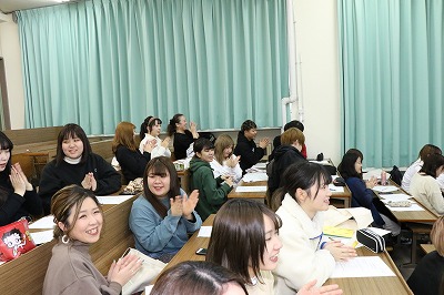 手遊びをする学生たちの様子