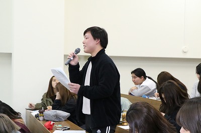 質問をする学生の様子