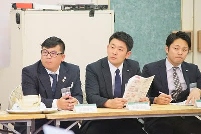 写真：熱心に耳を傾ける参加者