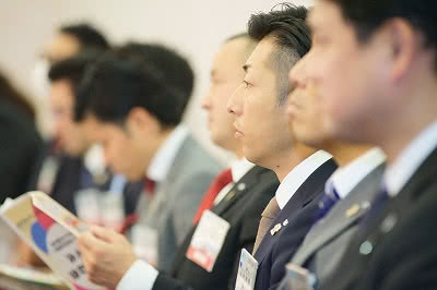 写真：熱いまなざしを送りながら説明を聞く参加者
