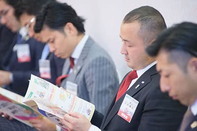 写真：ガイドブックを熱心に見ながら、話を聞く参加者