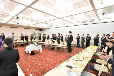 写真：説明終了後は起立して拍手で学生を送っている参加者一同