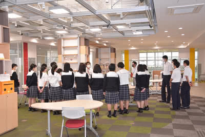 高校生が学内見学する様子