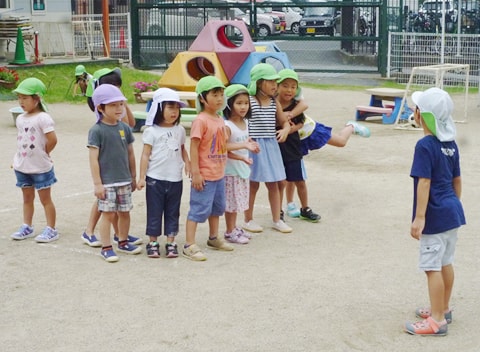 写真：園庭で遊ぶ園児たち