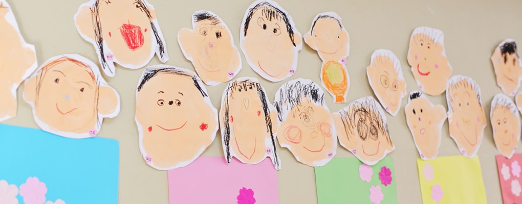 写真：園児たちの描いた顔を貼った壁