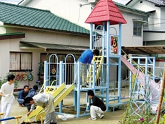 写真：パパくらぶの活動として園の行事の準備を行う保護者(父親)たち