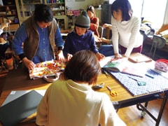 写真：コットンくらぶの活動として手作りの小物を作る保護者たち