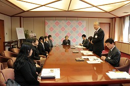 市長への報告の写真