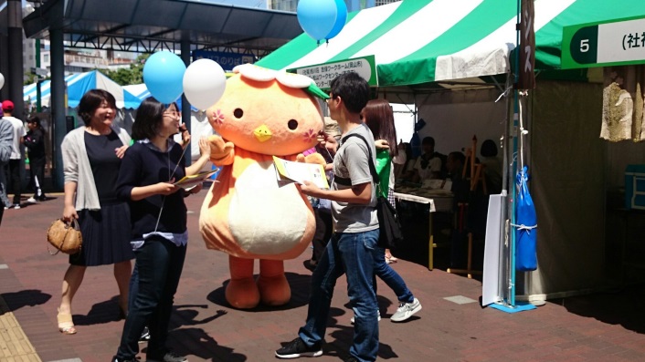 ミマッパちゃんが駅周辺を歩く写真