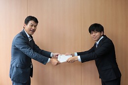生命保険協会介護福祉士奨学金授与式の写真