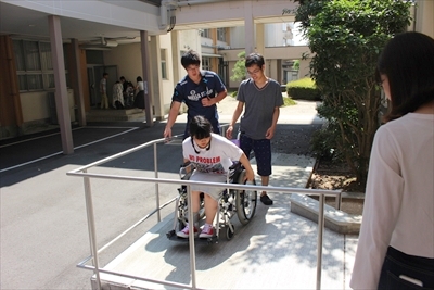 車いす体験の写真
