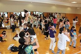 親子で運動遊びの写真