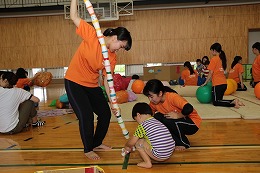 親子で運動遊びの写真