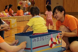 親子で運動遊びの写真
